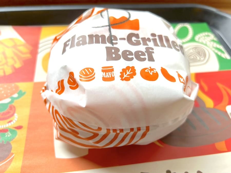 バーガーラップに包まれた状態でも肉の香りが漂ってくる