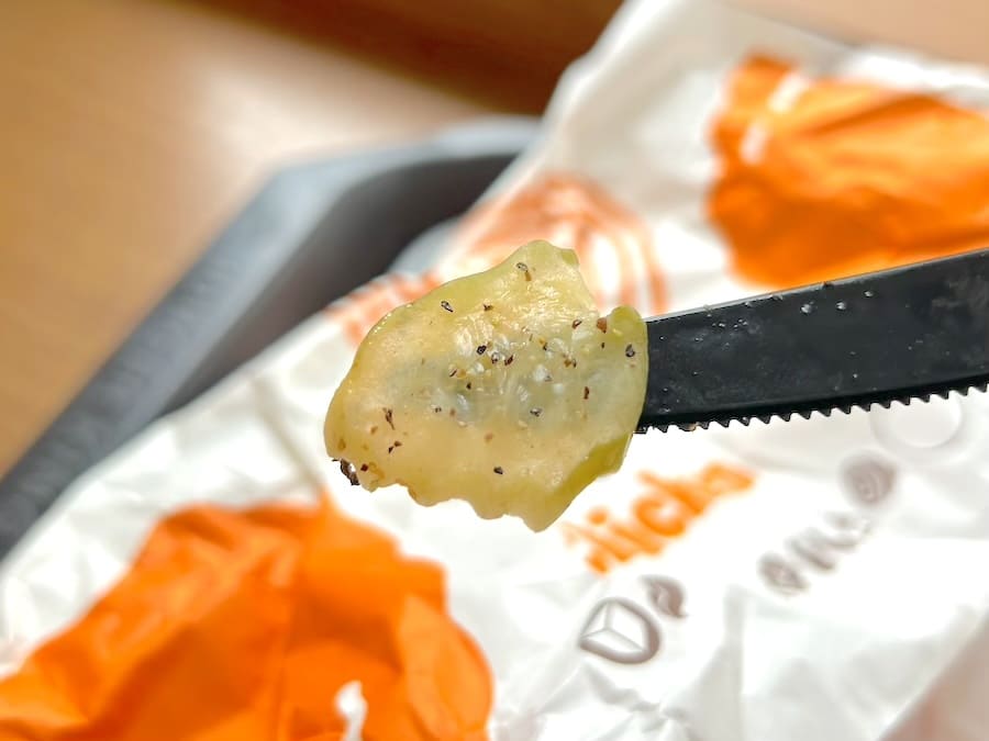 ピクルスの酸味と食感がいいアクセント