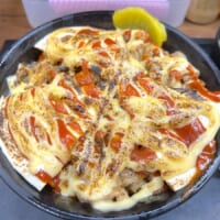 すた丼にピザをぶっこんだだと！？「ピザすた丼」、その正体は背徳グルメのラスボスだった