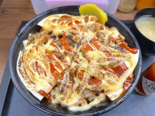 すた丼にピザをぶっこんだだと！？「ピザすた丼」、その正体は背徳グルメのラスボスだった