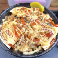 ピザが丼に蓋をしている