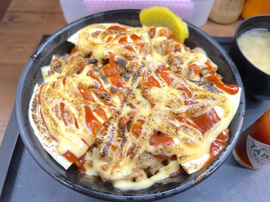 ピザが丼に蓋をしている