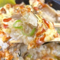 ピザソースとすた丼のタレが絶妙にマッチ