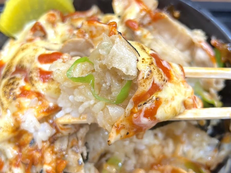 ピザソースとすた丼のタレが絶妙にマッチ