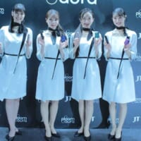Ploom AURA一式を手に持つ
