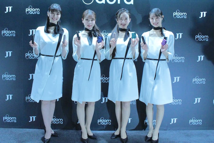 Ploom AURA一式を手に持つ