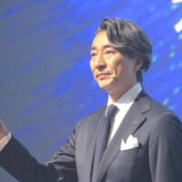 Ploom AURAを手にする筒井氏