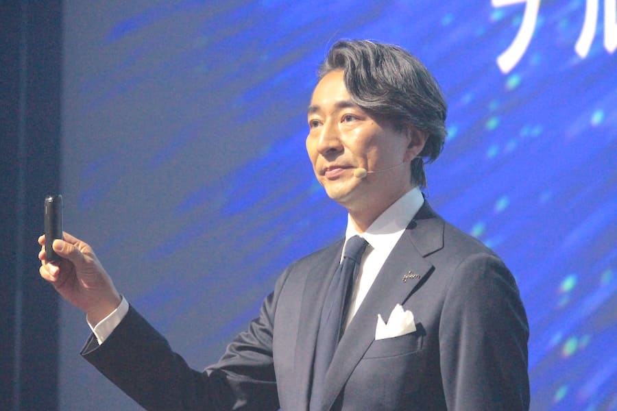 Ploom AURAを手にする筒井氏