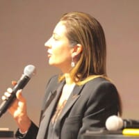 回答するミロセビッチ氏