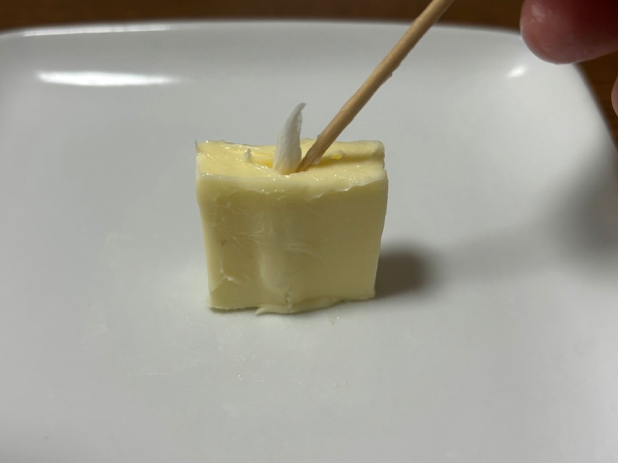 つまようじでこよりを差し込む