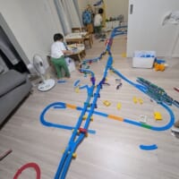 「新幹線大爆破」をプラレールで再現！？6歳児が床いっぱいに広げた超大作