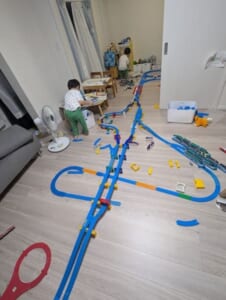「新幹線大爆破」をプラレールで再現！？6歳児が床いっぱいに広げた超大作