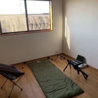スナイパー住んでる？必要最低限の家具しかない部屋が、完全にプロの仕事場