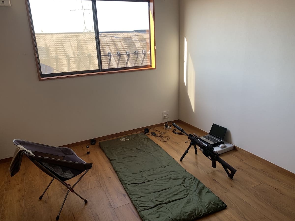 スナイパー住んでる？必要最低限の家具しかない部屋が、完全にプロの仕事場な件