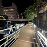 目黒川の水面へ通じるタラップ
