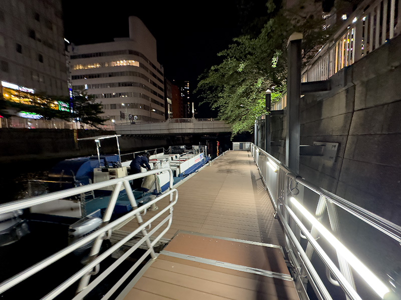 目黒川の水面へ通じるタラップ