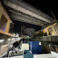 船に乗り、目黒川から東急池上線の高架を見上げる