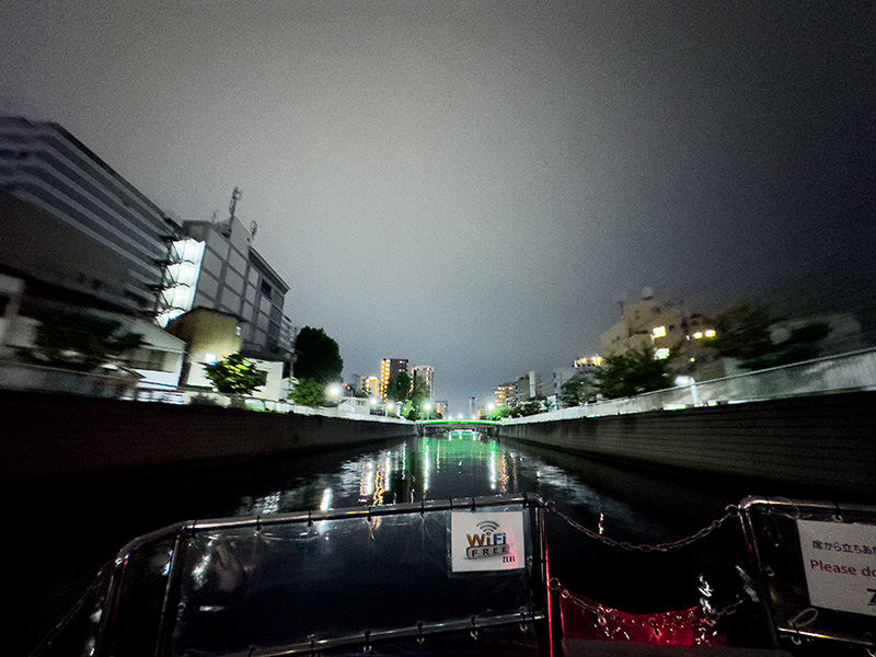 すっかり静まり返る真夜中の新馬場