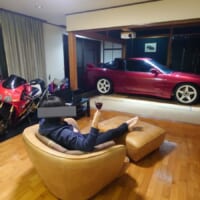 和室が車のガレージに？真っ赤な180SXを眺めながらの晩酌が優雅すぎる