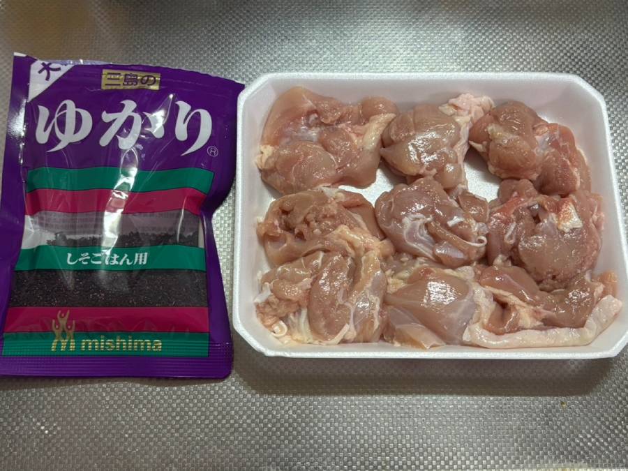 主な材料は鶏もも肉とつかり