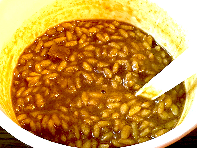 パフ状のライスと乾燥したルーにお湯を注いで3分待ち、かき混ぜて食べるというスタイルはオーソドックスな「カップメシ」スタイル