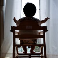 デスゲームやってる？窓辺で日向ぼっこする0歳児に漂う“主催者”感