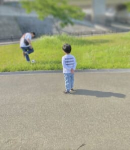 逆、逆〜！晴れた日の公園で遊ぶ父と息子の"逆転現象”が微笑ましくなる