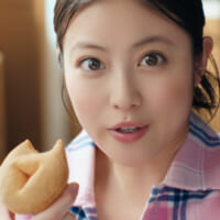 ミスタードーナツの新TVCM「もちもちのその先へ」篇（15秒）