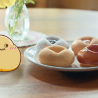 「55年目の新食感だよ～！」と呼びかけるドーナツキャラクター