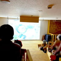 70人収容の大型サウナ室で映画を上映
