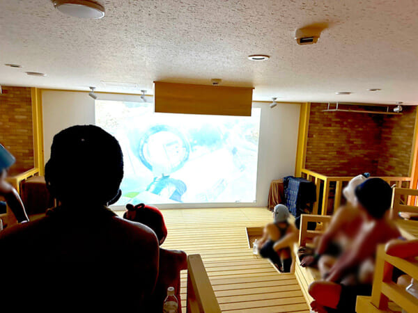 70人収容の大型サウナ室で映画を上映