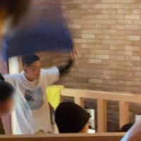 ロウリュのシーンでは、スクリーン脇で実際にロウリュサービスが