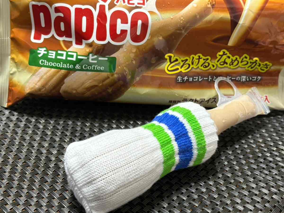 見つけたらラッキー？なファミマのソックス柄限定パピコセーター、使ってみた