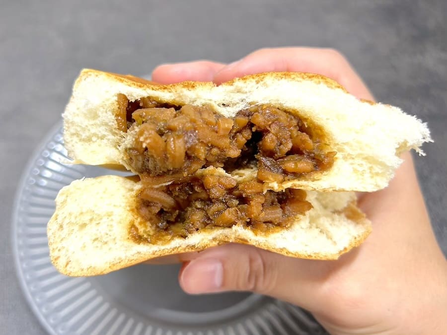 「ペヤングソースやきそばパン」断面