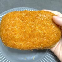 「ぺヤング激辛やきそば揚げパン」はカレーパンのよう