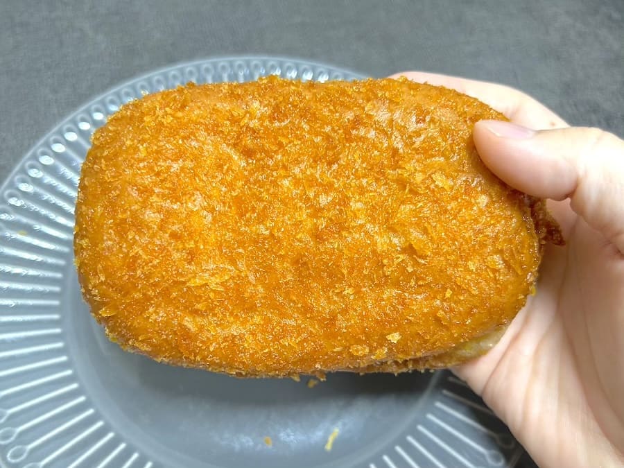 「ぺヤング激辛やきそば揚げパン」はカレーパンのよう