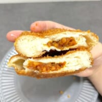 「ぺヤング激辛やきそば揚げパン」断面