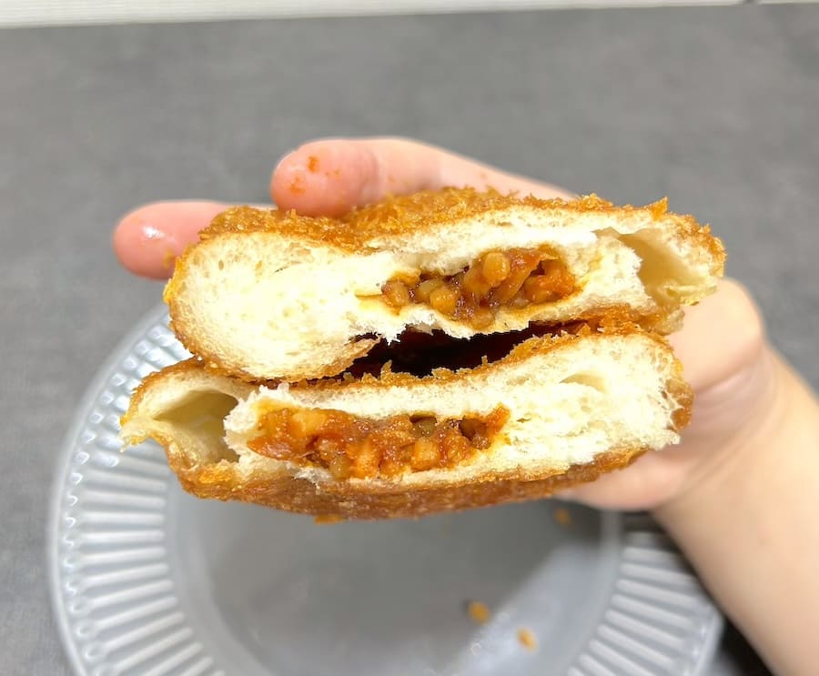 「ぺヤング激辛やきそば揚げパン」断面