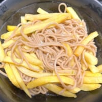 ポテトとそばをよく絡める