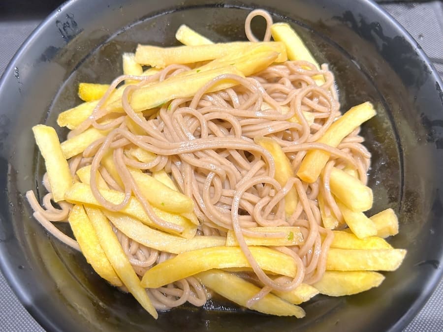 ポテトとそばをよく絡める