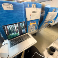 パソコンを利用しやすいように調節されたテーブル