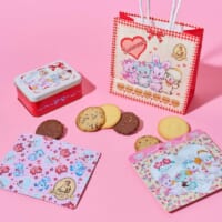 ステラおばさんのクッキーとSWIMMERが初コラボ　限定パウチや紙袋、コラボ記念缶が登場