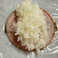 シャウスライスでご飯を包み、海苔を巻けば完成