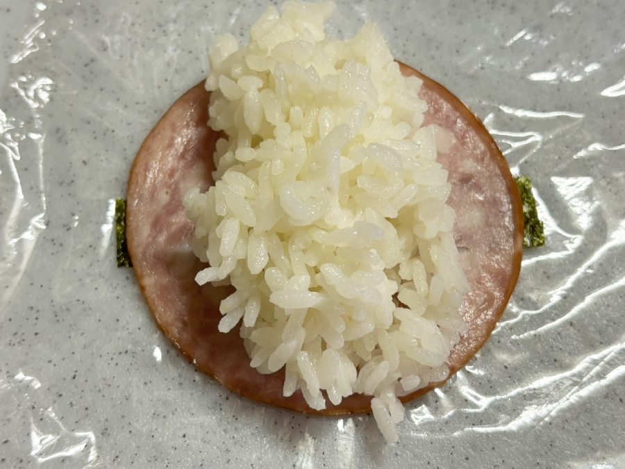 シャウスライスでご飯を包み、海苔を巻けば完成