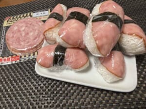 「う、うまい！」が止まらない　公式提案の「シャウスライスでスパム風おにぎり」がおいしすぎて、一気に8個ペロリ