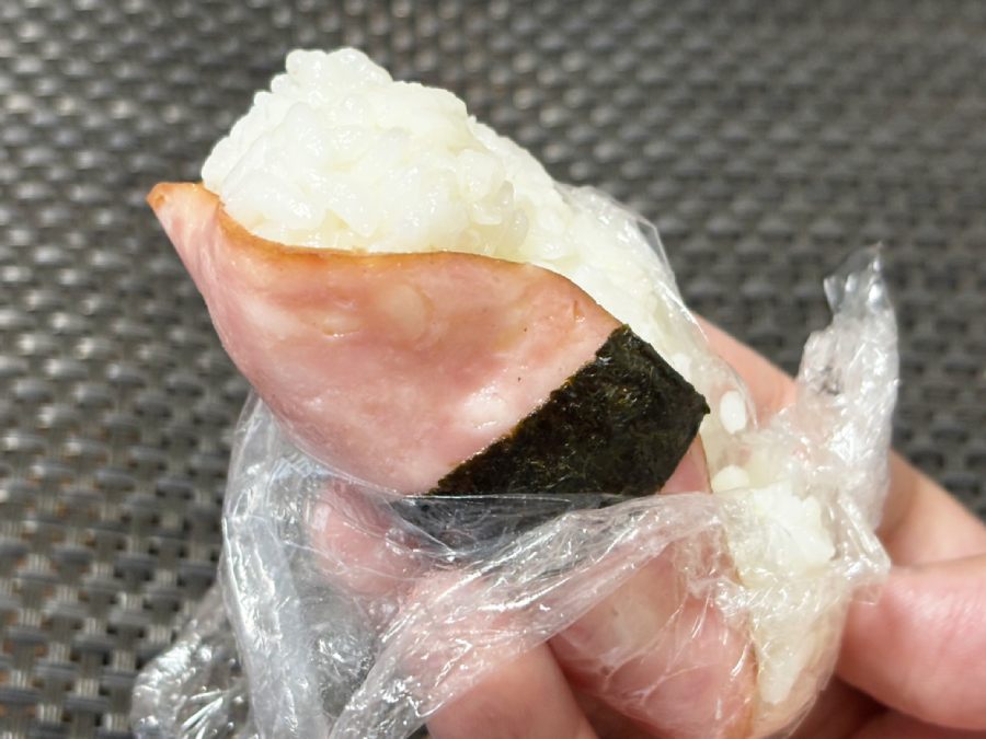 ラップで巻くことにより、手を汚さず食べられる