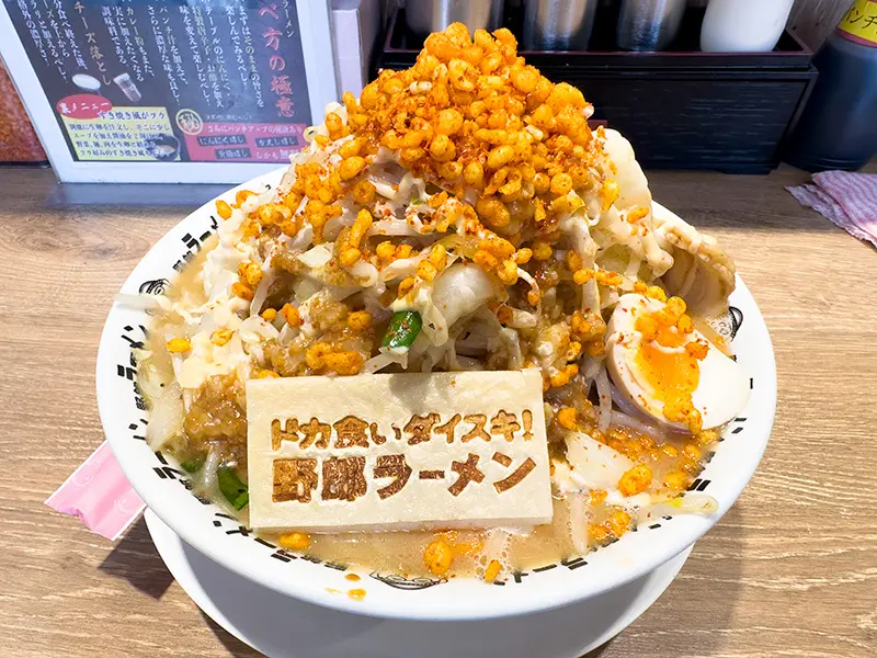 プロのデブ、4200kcalラーメンに挑戦 “もちづきさん”が憑依する