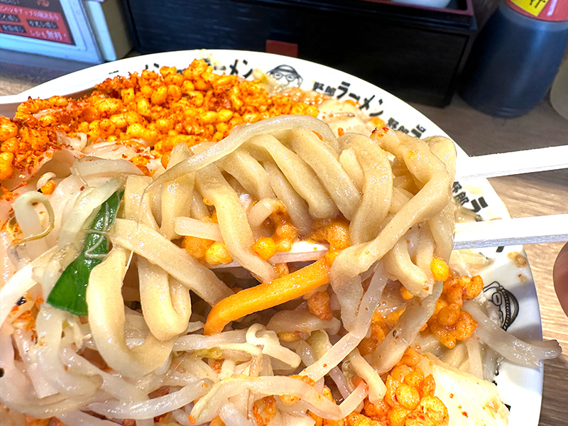 やっとたどり着いた極太麺。食べても食べても無限に湧いてくる