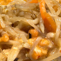 モタモタしていると、天かすと麺がスープを吸ってどんどん大きくなる