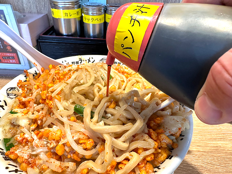卓上の調味料で味変を試みる
